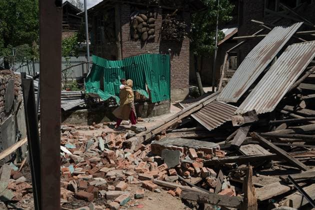 News Themen der Woche KW17 Pahalgam Terror Attack A woman walks in the courtyard of the damaged residence of LeT militant Asif Sheikh in Manghom Village, Pulwama district, south of Srinagar in Indian-administered Kashmir, on April 25, 2025. During the intervening night of April 24 and 25, 2025, authorities blow up the houses of two suspected militants over their alleged involvement in the Pahalgam attack. Earlier this week, 26 people are killed and several others injured in Baisaran Valley, Pahalgam. Most of the deceased are tourists from 12 different Indian states. Islamabad, Anantnag India  Copyright: xMuzamilxMattoox originalFilename: mattoo-notitle250425_npldu.jpg