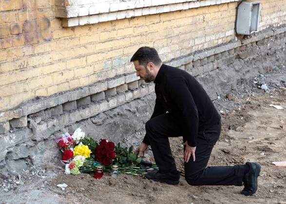 Bilder des Jahres 2025, News 04 April News Themen der Woche KW17 President of Ukraine Volodymyr Zelenskyy lays flowers as he pays tribute to 12 people killed by the Russian ballistic missile in the Sviatoshynskyi district on April 24, Kyiv, Ukraine, April 25, 2025. (Photo by Danylo Antoniuk Ukrinform) President Volodymyr Zelenskyy pays tribute to victims of April 24 Russian missile attack on Kyiv  Copyright: xDANYLOxANTONIUKx