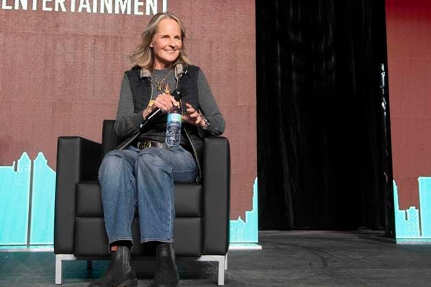 Bilder des Jahres 2025, Entertainment 04 April Entertainment Bilder des Tages April 25, 2025, Calgary, Alberta, Canada: Actress HELEN HUNT appears onstage during her first-ever fan convention panel at Calgary Expo 2025 at Stampede Park in Calgary, Alberta. Hunt is best known for Twister and Mad About You. Calgary Canada - ZUMAr123 20250425_zap_r123_002 Copyright: xBadenxRothx