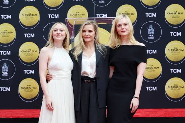 Entertainment Themen der Woche KW17 Entertainment Bilder des Tages April 25, 2025, Los Angeles, California, USA: Dakota Fanning, Michelle Pfeiffer, Elle Fanning at a ceremony honoring actress Michelle Pfeiffer with hand and foot prints at the TCL Chinese Theatre IMAX. Los Angeles USA - ZUMAg107 20250425_zep_g107_011 Copyright: xNinaxPrommerx