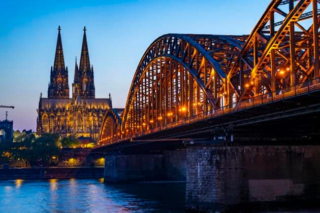 Bilder des Jahres 2025, News 04 April News Themen der Woche KW17 News Bilder des Tages Der Kölner Dom, erstrahlt seit Ostern 2025 in neuem Licht, die alten Metall-Dampf-Halogen-Lampen wurden durch übe 700 moderne LED-Lampen ersetzt, der Energieverbrauch wurde dadurch um rund vier Fünftel reduziert, die Lichtqualität erheblich verbessert und die Lichtemissionen stark reduziert, 12 KM Kabel wurden dafür neu verlegt, Hohenzollernbrücke, Eisenbahnbrücke über den Rhein, NRW, Deutschland, Kölner Dom Beleuchtung *** Cologne Cathedral, has been shining in new light since Easter 2025, the old metal halide lamps have been replaced by over 700 modern LED lamps, reducing energy consumption by around four-fifths, significantly improving the quality of light and greatly reducing light emissions, 12 KM of new cables were laid for
