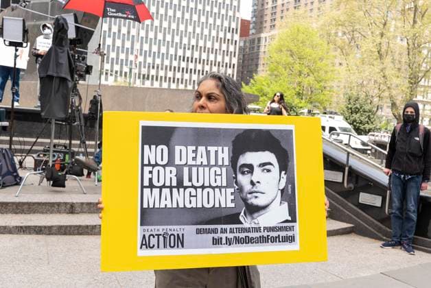 April 25, 2025, New York, New York, USA: Activists gathered in front of Federal Court in New York on April 25, 2025 where Luigi Mangione was arraigned on Federal Charges accusing him of killing United HealthCare CEO Brian Thompson. He is facing the death penalty on Federal Charges. During the arrangement Luigi entered a Not Guilty plea. New York USA - ZUMAr339 20250425_znp_r339_023 Copyright: xLevxRadinx