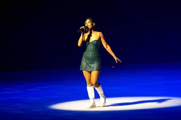 Entertainment Themen der Woche KW17 Entertainment Bilder des Tages 25.04.2025, xkkux, Düsseldorf, HOLIDAY ON ICE - Horizons in der Mitsubishi Electric HALLE. Sängerin Sarah Engels perfomt einen Song auf der Bühne. NRW Deutschland *** 25 04 2025, xkkux, Düsseldorf, HOLIDAY ON ICE Horizons in the Mitsubishi Electric HALLE Singer Sarah Engels performs a song on stage NRW Germany
