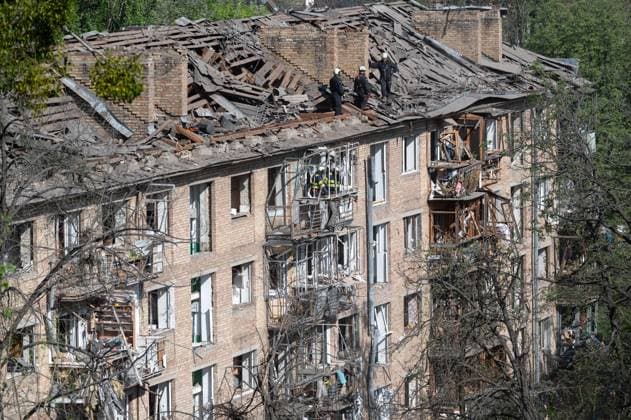 Bilder des Jahres 2025, News 04 April News Themen der Woche KW17 Russian troops launch massive overnight strike on Kyiv Rescuers work at the scene in the Sviatoshynskyi district after a massive overnight missile and drone attack by Russian troops in Kyiv, Ukraine, on April 24, 2025. Kyiv Ukraine  Copyright: xDANYLOxANTONIUKx originalFilename: ukrinform-russiant250424_npunI.jpg