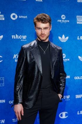 Fashion Show - ABOUT YOU Fashionmania Linus Weber bei der ABOUT YOU Fashionmania by AYFW in der Uber Eats Music Hall am 25.04.2025 in Berlin. Copyright: xEventpressxKochanx