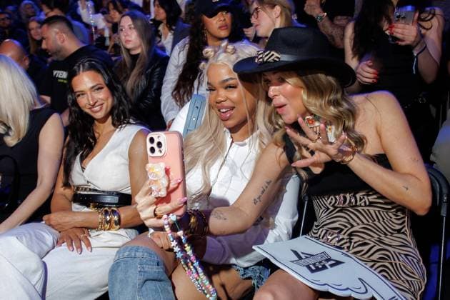 Fashion Show - ABOUT YOU Fashionmania Amira Pocher, Zoe Wees und Marina Hoermanseder bei der ABOUT YOU Fashionmania by AYFW in der Uber Eats Music Hall am 25.04.2025 in Berlin. Copyright: xEventpressxKochanx