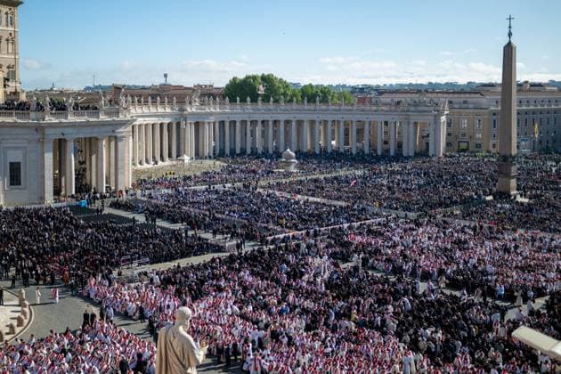News Themen der Woche KW17 News Bilder des Tages Funeral and burial of Pope Francis in Vatican City Thousands of people attend the Popes funeral in St. Peters Square on April 26, 2025, in Vatican City Pope Francis I, who died on April 21 at the age of 88, has been mourned by some 250,000 people in St. Peters Basilica for 3 days and today the funeral Mass will be celebrated, the procession of the coffin to the Basilica of Santa Maria Maggiore, where the Pontiff will be buried 26 APRIL 2025 FUNERAL MASS EXEQUIAL BURIAL POPE POPE FRANCISCO DEATH Lorena Sopê Vatican City Vatican City Vatican City Spain  Copyright: xLorenaxSopÃªnax 6676845