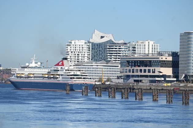 News Themen der Woche KW17 Premiere in der Hafen City - Kreuzfahrtschiff Balmoral der Reederei Fred. Olsen Cruise Lines macht am neuen Cruise Center HafenCity in Hamburg fest. Ein erster Probeanlauf am Cruise Center an der Westfield Shopping Mall war am Ostersamstag wegen Restarbeiten an dem Neubau kurzfristig abgesagt worden. Das neue Cruise Center HafenCity soll zwei Liegeplätze haben und täglich durchschnittlich 2.500 Passagiere abfertigen. Im September 2025 wird es offiziell eingeweiht, teilte Betreiber Cruise Gate Hamburg mit. Hamburg, der 26.04.2025 Premiere in der Hafen City - Kreuzfahrtschiff Balmoral macht am neuen Cruise Center HafenCity fest, Hamburg-Hafen City Hamburg Deutschland Chicago Kai *** Premiere in Hafen City Cruise ship Balmoral from shipping
