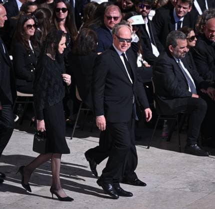 Rom, Vatikan 26.04.2025 Beerdigung Papst Franziskus: Fuerst Albert (re, Monaco) mit Fuerstin Charlene Lynette Grimaldi