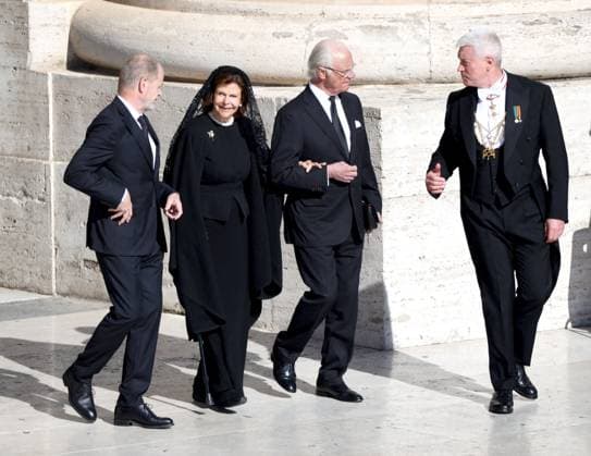 Royals Arrive For The Funeral of Pope Francis - Vatican King Carl Gustaf and Queen Silvia of Sweden attending Pope Francis funeral ceremony at St Peter s Square in The Vatican, on April 26, 2025. Photo by Raphael Lafargue ABACAPRESS.COM Vatican City Vatican (or Holy See)  Copyright: xLafarguexRaphael ABACAx