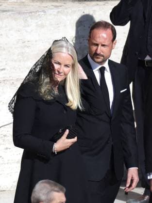 Royals Arrive For The Funeral of Pope Francis - Vatican Crown Princess Mette-Marit and Crown Prince Haakon of Norway attending Pope Francis funeral ceremony at St Peter s Square in The Vatican, on April 26, 2025. Photo by Raphael Lafargue ABACAPRESS.COM Vatican City Vatican (or Holy See)  Copyright: xLafarguexRaphael ABACAx
