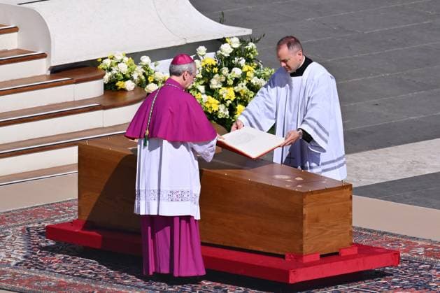 News Themen der Woche KW17 RELIGIONE - - Funeral Mass of the Holy Father Francis Funeral Mass of the Holy Father Pope Francis on April 26, 2025 in Vatican City, State of Vatican. in the photo Msgr. Diego Giovanni Ravelli Rome Italy  Copyright: xIPA ABACAx