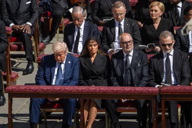 News Themen der Woche KW17 Funeral and burial of Pope Francis in Vatican City US President Donald Trump i , US First Lady Melania Trump 2i , and King Felipe VI d during the Popes funeral in St. Peters Square on April 26, 2025, in Vatican City Pope Francis I, who died on April 21 at the age of 88, has been watched over by some 250,000 people in St. Peters Basilica for 3 days and a funeral mass is being held today, The funeral Mass will be celebrated today, followed by the procession of the coffin to the Basilica of Santa Maria Maggiore, where the Pontiff will be buried 26 APRIL 2025 FUNERAL MASS EXEQUIAL BURIAL POPE PONTIPE FRANCISCO DEATH Lorena Sopê Vatican City Vatican City Spain  Copyright: xLorenaxSopÃªnax 6677256