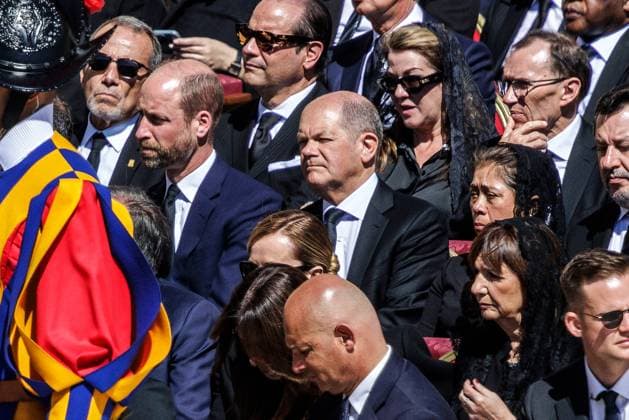 News Themen der Woche KW17 News Bilder des Tages Vatikanstadt, Vatikan, 26.04.2025: Petersplatz: Papst-Begräbnis: Bundeskanzler Olaf Scholz (SPD) hat einen Platz zwischen dem britischen Thronfolger Prinz William und Froyla Tzalam, der Generalgouverneurin von Belize, erwischt Bundesregierung Dominik Butzmann *** Vatican City, Vatican, 26 04 2025 St. Peters Square Popes funeral Federal Chancellor Olaf Scholz SPD caught a seat between the British heir to the throne Prince William and Froyla Tzalam, the Governor General of Belize Federal Government Dominik Butzmann Copyright: xButzmann,xDominik BPA dtsxNachrichtenagenturx dts_64956