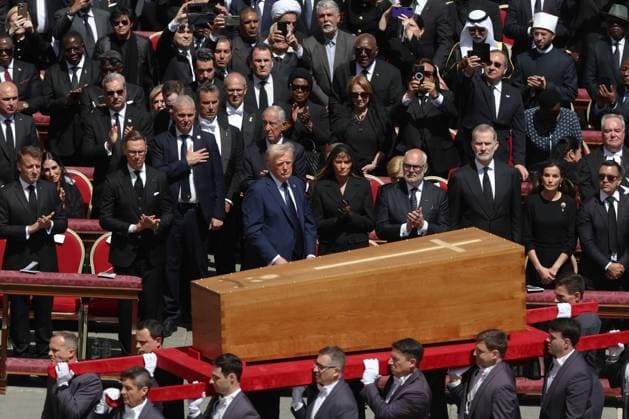 Rome, Death of Pope Francis - Funeral, Arrival of Donald Trump and Melania Vatican, April 26, 2025 - the Funeral Mass of the Roman Pontiff Francis Bergoglio was celebrated in St. Peter s Basilica, according to the provisions of the Ordo Exsequiarum Romani Pontificis. In the photo: Emmanuel Macron, US President Donald Trump and First Lady Melania Trump, Alar Karis President of Estonia, King Felipe of Spain and Queen Letizia Ortiz applause for the passage of the coffin of Pope Francis Rome Vatican City  Copyright: xIPA ABACAx