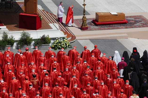 News Themen der Woche KW17 Vatican, April 26, 2025 - the Funeral Mass of the Roman Pontiff Francis Bergoglio was celebrated in St. Peter s Basilica, as provided for in the Ordo Exsequiarum Romani Pontificis. In the photo: In the photo Cardinal Giovanni Battista Re  Copyright: xmarcoxiacobuccix xipa-agency.netx xMarcoxIacobuccix IPA_Agency_IPA56911483