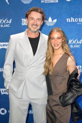 Alfred Enzensberger und Stephanie Davis bei der ABOUT YOU Fashionmania by AYFW in der Uber Eats Music Hall. Berlin, 25.04.2025