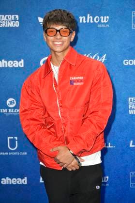 Noah Miguel bei der ABOUT YOU Fashionmania by AYFW in der Uber Eats Music Hall. Berlin, 25.04.2025