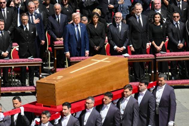News Themen der Woche KW17 News Bilder des Tages April 26, 2025, Vatican City, VATICAN CITY: The coffin during the funeral Mass of Pope Francis in Saint Peter s Square in Vatican City, 26 April 2025. Pope Francis passed away on Easter Monday, 21 April 2025, at the age of 88..ANSA FABIO FRUSTACI.(funerali, esequie, messa) Vatican City VATICAN CITY  - ZUMAa110 20250426_zaf_a110_074 Copyright: xFabioxFrustacix