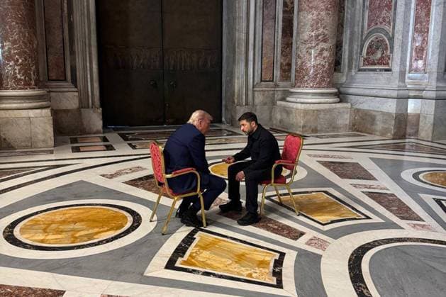 Bilder des Jahres 2025, News 04 April News Themen der Woche KW17 News Bilder des Tages Ukrainian President Volodymyr Zelenskyy meets with U.S. President Donald Trump during a quiet moment at the funeral of Pope Francis at the Vatican on Saturday, April 26, 2025. Photo via Ukrainian Presidential Press Office  WAX2025042601 UKRAINIANxPRESIDENTIALxPRESSxOFF