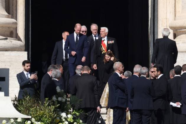 Pope Francis funeral mass, Vatican City, 26 April 2025 Prince William during Pope Francis funeral mass, Vatican City, 26 April 2025 VATICAN CITY, VATICAN - APRIL 26: A general view during the funeral of Pope Francis in St. Peter™s Square on April 26, 2025 in Vatican City, Vatican. Pope Francis died on April 21st at the age of 88. Born in Argentina as Jorge Mario Bergoglio, he was the first Latin American and the first Jesuit to become Pope when elected in 2013. Taking the name Francis after St Francis of Assisi, he promoted a more humble version of the papacy than many of his predecessors. He will be buried outside of the Vatican in a simple wooden coffin at the Basilica Santa Maria Maggiore. (Photo by Ernesto S.  Copyright: xErnestoxS.xRusciox xAvalonx 0992474380