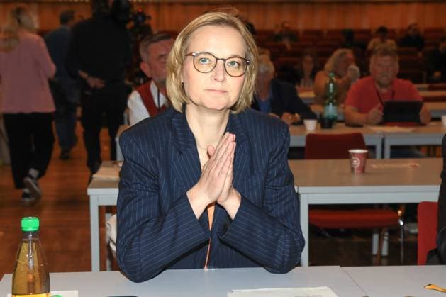 News Themen der Woche KW17 News Bilder des Tages Landesparteitag des BSW Thüringen in Gera Gera, 26.4..2025 Katja Wolf nach der Wahl zur neuen und alten Landesvorsitzenden bei dem Landesparteitag des BSW Thüringen in Gera Thüringen Deutschland *** State party conference of the BSW Thuringia in Gera Gera, 26 4 2025 Katja Wolf after her election as the new and old state chairwoman at the state party conference of the BSW Thuringia in Gera Thuringia Germany Copyright: xMatthiasxGränzdörferx