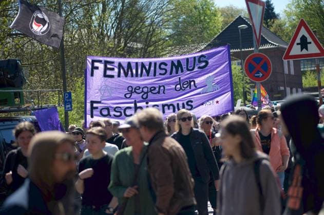News Themen der Woche KW17 News Bilder des Tages Flensburg, Schleswig-Holstein Versammlung: Demo gegen Faschismus.Demonstranten versammeln sich auf dem Bahnhofsvorplatz Flensburg. Tranparent: Feminismus geten den Faschismus. Aufnahme vom 26.04.2025, Flensburg, Bahnhof *** Flensburg, Schleswig Holstein Assembly Demo against fascism Demonstrators gather on the station square Flensburg Tranparent Feminism against fascism Photo taken on 26 04 2025, Flensburg, Bahnhof
