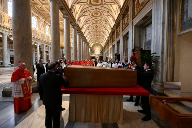 News Themen der Woche KW17 News Bilder des Tages ITALY - REL - April 26, 2025 TUMULATION PAPA FRANCIS Italy, Rome, Vatican, April 26, 2025 Rite of burial of the coffin of Pope Francis in the basilica of St. Mary Major. EDITORIAL USE ONLY - NO BOOKS Copyright: x VaticanxMedia CPPx