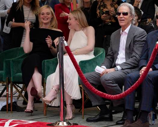 April 25, 2025, Hollywood, California, USA: Elle Fanning, Dakota Fanning and David E. Kelley attend the TCM Honors Michelle Pfeiffer with Handprint And Footprint In Cement Ceremony. Hollywood USA - ZUMAb173 20250425_aap_b173_078 Copyright: xBillyxBennightx