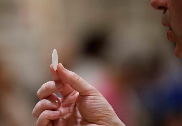 News Themen der Woche KW17 Worshipers receive communion when Permanent Observer Mission of the Holy See to the United Nations hosts a memorial mass for late Pope Francis presided over by Archbishop Gabriel Caccia at St. Patrick s Cathedral in New York City on Saturday, April 26, 2025.  NYP20250426103 JOHNxANGELILLO
