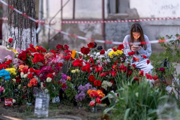 Bilder des Jahres 2025, News 04 April News Themen der Woche KW17 News Bilder des Tages People mourn the loved ones they lost with flowers, candles and plush toys at site of destruction two days after a Russian missile strike on Ukraine™s capital Kyiv on April 24 2025. Twelve people have been killed and many more injured. Kyiv Kyiv City Ukraine