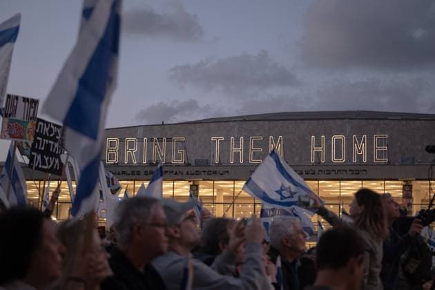 News Themen der Woche KW17 News Bilder des Tages April 26, 2025, Tel Aviv, Tel Aviv, Israel: Protesters took the streets for a hostage deal Tel Aviv Israel - ZUMAs319 20250426_znp_s319_003 Copyright: xGabyxSchuetzex