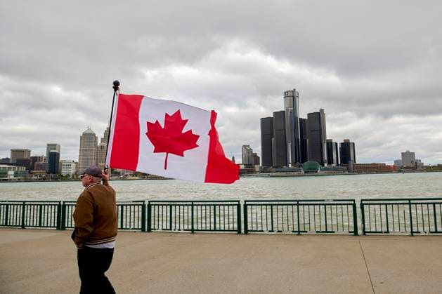 US-Canada Border Solidarity Rally Canadians gather at the Detroit River waterfront in Windsor, Ontario, during the Bridging Our Friendship solidarity rally with Detroit residents on April 26, 2025. The cross-border demonstration promoted US-Canada alliances while protesting the policies of President Donald Trump. Windsor Ontario Canada Copyright: xDominicxGwinnx
