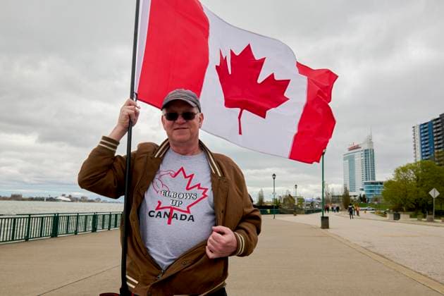 US-Canada Border Solidarity Rally Canadians gather at the Detroit River waterfront in Windsor, Ontario, during the Bridging Our Friendship solidarity rally with Detroit residents on April 26, 2025. The cross-border demonstration promoted US-Canada alliances while protesting the policies of President Donald Trump. Windsor Ontario Canada Copyright: xDominicxGwinnx