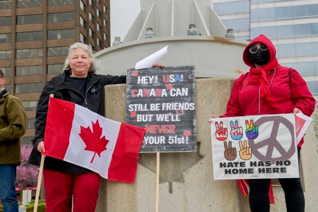 US-Canada Border Solidarity Rally Canadians gather at the Detroit River waterfront in Windsor, Ontario, during the Bridging Our Friendship solidarity rally with Detroit residents on April 26, 2025. The cross-border demonstration promoted US-Canada alliances while protesting the policies of President Donald Trump. Windsor Ontario Canada Copyright: xDominicxGwinnx