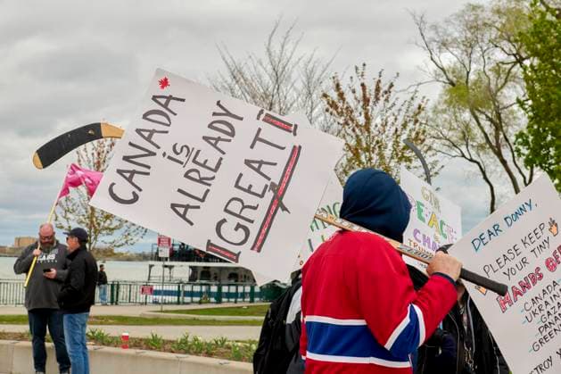US-Canada Border Solidarity Rally Canadians gather at the Detroit River waterfront in Windsor, Ontario, during the Bridging Our Friendship solidarity rally with Detroit residents on April 26, 2025. The cross-border demonstration promoted US-Canada alliances while protesting the policies of President Donald Trump. Windsor Ontario Canada Copyright: xDominicxGwinnx
