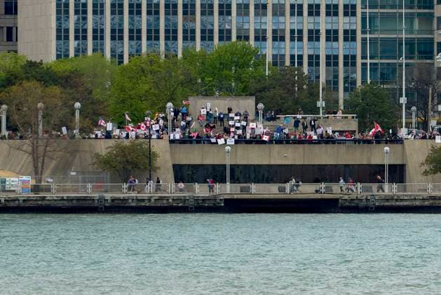 US-Canada Border Solidarity Rally Detroit residents wave across the river to Canadian supporters during the Bridging Our Friendship solidarity rally with Detroit residents in Windsor, Ontario, on April 26, 2025. The cross-border demonstration promoted US-Canada alliances while protesting the policies of President Donald Trump. Windsor Ontario Canada Copyright: xDominicxGwinnx
