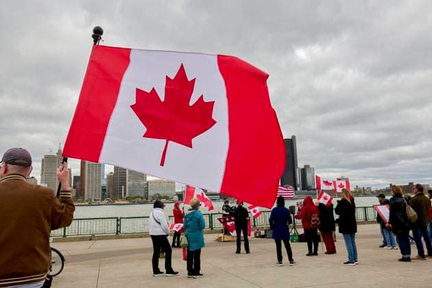 US-Canada Border Solidarity Rally Canadians gather at the Detroit River waterfront in Windsor, Ontario, during the Bridging Our Friendship solidarity rally with Detroit residents on April 26, 2025. The cross-border demonstration promoted US-Canada alliances while protesting the policies of President Donald Trump. Windsor Ontario Canada Copyright: xDominicxGwinnx