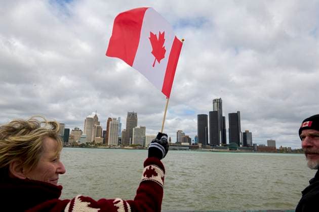 US-Canada Border Solidarity Rally Canadians gather at the Detroit River waterfront in Windsor, Ontario, during the Bridging Our Friendship solidarity rally with Detroit residents on April 26, 2025. The cross-border demonstration promoted US-Canada alliances while protesting the policies of President Donald Trump. Windsor Ontario Canada Copyright: xDominicxGwinnx