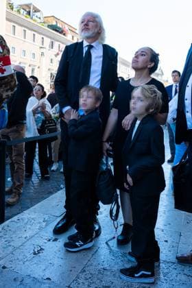 Rome, Vatican City: NO WEB AND NEWSPAPERS ONLY FOR ITALY** Rome. St. Peter s Square Funeral of Pope Francis In the photo: Julian Assange and family Vatican Italy  - ZUMAp169 20250426_zea_p169_371 Copyright: xRomax