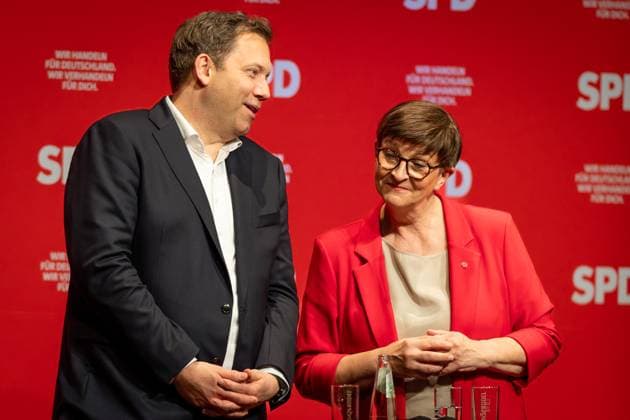 News Themen der Woche KW17 26.04.2025, Lars Klingbeil (SPD) und Saskia Esken (SPD) Die Sozialdemokraten werben für die Zustimmung zum Koalitionsvertrag an der Parteibasis in Nordhessen. Die Parteispitze besucht Baunatal und beantwortet Fragen zur zukünftigen Regierungsarbeit, benennt Schwerpunkte und gibt einen Einblick in die Gespräche mit CDU und CSU. Baunatal Hessen Deutschland *** 26 04 2025, Lars Klingbeil SPD and Saskia Esken SPD The Social Democrats campaign for approval of the coalition agreement at the party base in North Hesse The party leadership visits Baunatal and answers questions on future government work, identifies priorities and provides an insight into the talks with the CDU and CSU Baunatal Hesse Germany