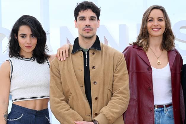 Entertainment Themen der Woche KW17 Entertainment Bilder des Tages Cannes, France: Cannes - 8th Canneseries International Festival - Photocall Plaine Orientale - Antonia Desplat, Lina El Arabi, Raphael Acloque Cannes France  - ZUMAp169 20250427_zea_p169_208 Copyright: xAlbertoxTerenghi Ipax