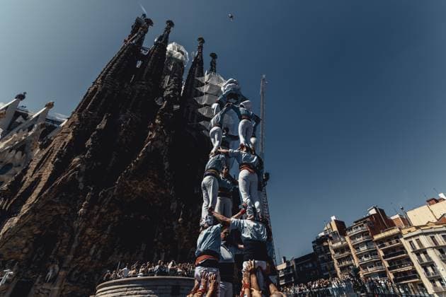 Bilder des Jahres 2025, News 04 April News Themen der Woche KW17 News Bilder des Tages April 27, 2025, Barcelona, Catalonia, Spain: The Castellers del Poble Sec build a human tower in front of Barcelona s Sagrada Familia. Barcelona Spain - ZUMAo105 20250427_fap_o105_028 Copyright: xMatthiasxOesterlex