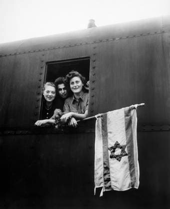 Archivbilder der Woche KW17 Three Jewish children are on their way to Palestine after having been released from Buchenwald Concentration Camp, Germany, U.S. Army Signal Corps, June 5, 1945  Copyright: xCircaxImagesx ghi-circa13324