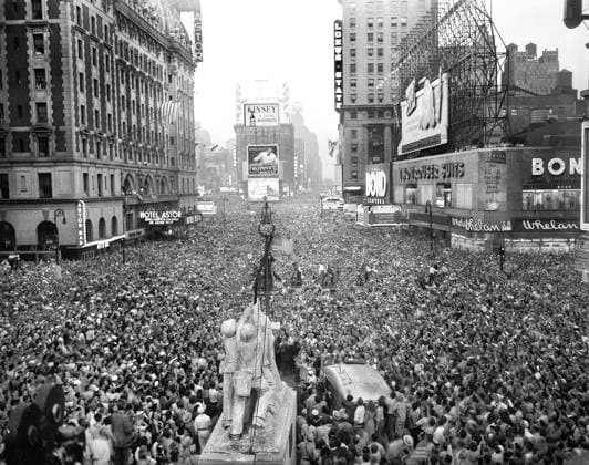 Archivbilder der Woche KW17 Crowds gather in Times Square to celebrate the surrender of Japan, V-J Day, New York City, New York, USA, U.S. Army Signal Corps, August 15, 1945  Copyright: xCircaxImagesx ghi-circa13338
