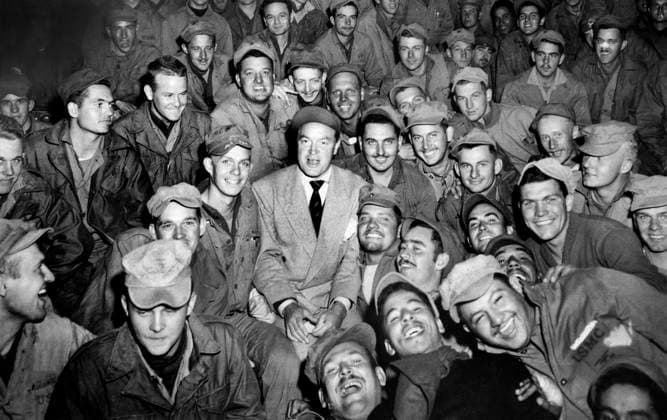 Archivbilder der Woche KW17 Bob Hope, radio and screen star, sitting with men of X Corps, as members of his troupe entertain, Wonsan, Korea, U.S. Army Signal Corps, October 26, 1950  Copyright: xCircaxImagesx ghi-circa13346