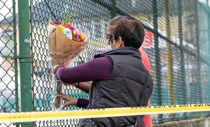 April 27, 2025, Vancouver, Bc, CANADA: Members of the public attach flowers to a fence, near the scene where a vehicle drove into crowd at a street festival the night before, in Vancouver, Sunday April 27, 2025. Vancouver CANADA  - ZUMAc35_ 20250427_zaf_c35_022 Copyright: xRichxLamx