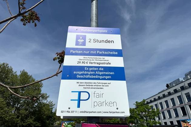 27.04.2025 xsvx, Wirtschaft Fair parken emwir , v.l. Logo, Schriftzug, die Fair Parken GmbH verteilt Strafzettel auf Supermarktparkplätzen mit Kameraüberwachung Parkplatz Parkplätze Strafe Nur für Kunden Höchstparkdauer Parkscheibe Karlsruhe *** 27 04 2025 xsvx, Economy Fair parking emwir , v l Logo, lettering, Fair Parken GmbH distributes parking tickets in supermarket parking lots with camera surveillance Parking lot Parking spaces Penalty Only for customers Maximum parking time Parking disc Karlsruhe