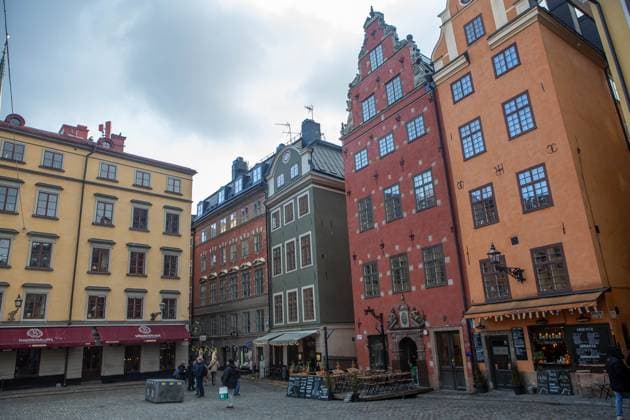 Stortorget ( Der große Platz ) ist ein öffentlicher Platz in Gamla Stan, der Altstadt im Zentrum von Stockholm, Schweden. Er ist der älteste Platz Stockholms, das historische Zentrum, auf dem das mittelalterliche Stadtgefüge entstand. Stockholm *** Stortorget The Great Square is a public square in Gamla Stan, the old town in the center of Stockholm, Sweden It is the oldest square in Stockholm, the historic center on which the medieval city structure was built Stockholm