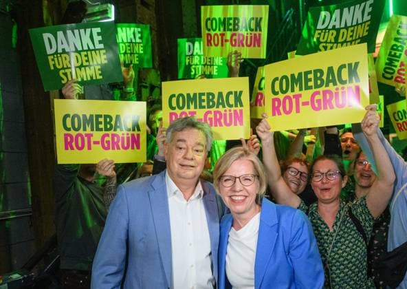 News Themen der Woche KW17 News Bilder des Tages Âphotonews.at - Wien, 27.04.2025. Wahlparty der Gruenen Wien in der Ottakringer Brauerei. PHOTO: Bundesvorsitzender der Gruenen Werner Kogler und Abg. Leonore Gewessler bei der Wahlparty der Gruenen Election party of the Green Party Vienna at the Ottakringer Brewery. Wahlen Landtagswahl, Gemeinderatswahl, Wien-Wahl, Wahlparty, Ergebnisse 20250427 Wahlparty der Gruenen Wien *** Âphotonews at Wien, 27 04 2025 Election party of the Green Party Vienna at the Ottakringer Brewery PHOTO Federal Chairman of the Green Party Werner Kogler and Member of Parliament Leonore Gewessler at the election party of the Green Party Election party of the Green Party Vienna at the Ottakringer Brewery Wahlen Landtagswahl, Gemeinderatwahl, Wien Wahl, Wahlparty 